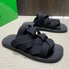 Plat Mule Seaweed est une paire de sandales de créateurs pour hommes, le haut du pied peut mieux refléter son comportement. Une chaussure et deux peuvent être utilisées pour basculer entre les pantoufles et les sandales ys6924.