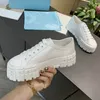 Con caja Zapatillas bajas de nailon Zapatillas de deporte con doble rueda para mujer Suela con textura gruesa Zapatillas de deporte con plataforma en blanco y negro Moda deportiva informal