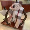 Der neue Modedesigner-Schal ist ein komplettes Set hochwertiger Clip-Schals, das speziell für luxuriöse Kaschmir-Männer und -Frauen 312Z entwickelt wurde