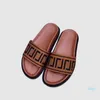 2022 Дизайнеры роскоши древесная обувь C Сандалии Женские тапочки плоские мулы в холсте резиновые пляжные ползунки бежевые черные тканые