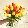 Couronnes de fleurs décoratives 1pc petite tulipe artificielle mariée tenant bouquet réel toucher PU fausse fleur pour la décoration de bureau à domicile table AR