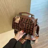 Borse Cheop con sconto dell'80% Alta consistenza nuova borsa coreana rossa moda in rilievo popolare stile straniero versatile borsa a tracolla da donna