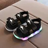 Les sandales LED pour enfants éclairent les chaussures d'été pour enfants, les sandales de sport brillantes pour les garçons et les filles, les chaussures de plage douces clignotantes pour les tout-petits 220527