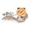 Broches de alfileres IYOE, diseño elegante, flores silvestres de resina Vintage para mujer, broche antiguo de perla simulada Retro, joyería femenina 1 Marc22