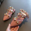 Filles enfants sandales 2021 été Rivets T sangle en cuir verni chaussures bride à la cheville filles chaussures bout pointu princesse chaussures Sandalias