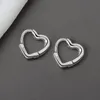 925 Silver Heart Shaped Small Stud Örhängen Simple Hoop Glamorösa Kvinnor Mode Smycken Party Tillbehör