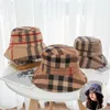 21Ss Travel Sunshade Bucket Hat Hat Brim Sapta Moda Moda Grid Stripe Impressão Designer feminino Nylon Autumn Spring Fisherman Sun Caps DGXD