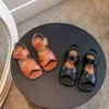 Offene Sandalen Mädchen Kinder Sommer Flachen Boden 2022 Neue Student Retro Koreanische PU Haken Schleife Kinder Mode Lässig Römischen schuhe G220523