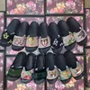 2021 NIEUWE VROUWEN MANNEN SLIDES SOMMER SLIPPERS STRAND BINNENDE SANDALEN Sandalen slippers huis slippers slippers met spike sandaal topkwaliteit