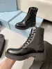 2023 Designer de luxo feminino Botas de tornozelo de couro e botas de tecido de nylon Booties Moda Biker Australia Sneakers Tamanho 35-40