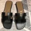 Sommar Designer tofflor Märke Klassiska sandaler Äkta läder Mode lyxiga Skor Damtofflor Beach Flat klack Flip Flops med dustbag storlek 35-43