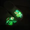 MOQ 50 PZ Coccodrillo fluorescente JIBZ charms dinosauro cartone animato Fascino per scarpe luminoso fibbie decorazioni 2D PVC bagliore nel buio Accessori per scarpe adatti bambini Decorazione sandali