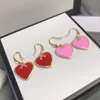 Boucles d'oreilles de clou de haute qualité.