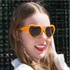 Grossisthjärta solglasögon kvinnor söta kärleksglasögon vintage varumärkesdesigner rosa solglasögon form för party glasögon