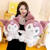 2022 Fyllda djur 25cm Lila Färg Partihandel Cartoon Plysch Leksaker Lovely Kuromi Dolls för lycka till