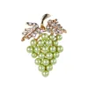 النسخة الكورية الموضة Red Crystal Grape Bearl Brooch for Women Alloy Diamond Brouches Pin Clothing Jewelry Association بكميات كبيرة