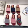 2022 Femmes Designer Pantoufles Alphabet Lady Plate-forme Sandales Summer Beach Sandal Brodé Coton Diapositives Fond épais Chaussures décontractées avec boîte