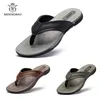 Sommer Herren Tanga Flip Flops Neue Verbundboden Sandalen Schuhe für Männer PU Lederband Slipon Urlaub Pool Sliders Zehenpfosten 210301