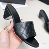 Chinelos femininos sandálias de alta qualidade elegante decoração de metal clássico xadrez moda sapatos clássicos 2022