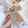 British Style Bow Tie Brosch Fabric Crystal Bowknot Collar Pins Shirt Slips Koreanska Mode Broscher för Kvinnor Tillbehör