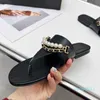 2022 Ladies Designer de moda chinelos clássicos clássicos de couro preto On Pearl Chain Sapatos de praia Sandálias de verão Flip-flops Borracha MU