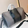 7A Top -Qualität großer Kapazitäts -Duffle -Bag -Ketten -Reisetaschen im Freien echte Leder -Polyester -Streifen.