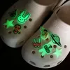 MOQ 50PCS Fluorescent 2D pvc croc JIBZ motif de dessin animé de mode Glow in the dark chaussures breloques boucles Lumineux sabot chaussure accessoires décorations fit sandales