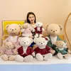 Novo casal, urso de pelúcia, garota de brinquedo, abraço de férias de boneca de urso urso