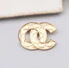 Donne Oro Double Letters Birsetti Design a catena vuota vintage Piccolo vento dolce 18k oro oro Pins Crystal Crystal Accessori Specifiche