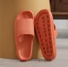 Slippers العلامة التجارية الأزياء المصممة الفاخرة المصممة المصممة الصنادل سيدات سيدات الصيف فلاتس شاطئ الشاطئ مع صندوق