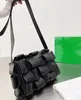 2022 Подлинная кожаная сумка для плеча женщин клапает бродяга дизайнерские сумочки конфеты.