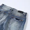 Мужские джинсы, вымытые старыми дизайнерскими буквами, вышитыми на патч.