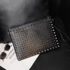 حقيبة كتف فاخرة بتصميم حقيبة ساعي للرجل Punk Elements Satchel حقيبة صغيرة بمسامير عصرية حقائب يد رجالية محفظة iPad حقيبة جلد ناعم عبر الجسم HBP