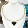 chaînes en or colliers de créateurs en argent bijoux de conception luxueuse en acier inoxydable charme de diamant noir mode haute qualité femmes collier pendentif triangle inversé