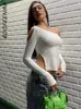 TShirt da donna BOOFEENAA Streetwear Y2k Sexy Crop Top Bianco Nero Asimmetrico Tagliato Una spalla Manica lunga Magliette Donna Moda C71BB16 230206