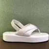 sapato 2022 luxo d sandália retro moda leesigners mais sandálias bonitas mulher 2 cor sapatos planos não deslizantes com tamanho 35-40 Alto qualiyt preto branco