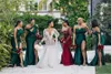 2022 Скромные изумрудно -зеленая боковая сторона расщепление длинные платья подружки невесты сексуальные свадебные платья разница в вырез подружки невесты на заказ
