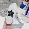 2022 Yeni Yıldız Kadın Tasarımcı Spor Ayakkabıları Sıradan Ayakkabı Buzağı Deri Konforlu Süet Paneller Dantel Gözetler Yüksek Kaliteli Moda Bayanlar Sneaker