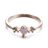 Rose Fashion Gold White Fire Opal Crystal Kobiety Slim Wedding Pierdzież Delikatna biżuteria USA Rozmiar 6-10196L