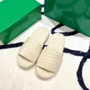 Most Popular Sandales extrieures Sandales Femmes Designer glissades Tissu Faute en caoutchouc Coton Semelle extrieure Green Bott Bottom Slipper coin Fluffy Resor