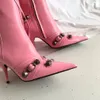 2022 Cagole echt leer omzoomd over de knie laarzen Stud Buckle trim Side Zipper Point Teen Stiletto Heels High Heels Damesschoenen Designer Factory schoenen