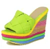 Zapatos de mujer de color bizcocho de verano, sandalias con cuña de paja, novedad de verano para mujer, zapatos de tacón alto con boca de pez, zapatos de arcoíris romanos