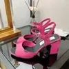 새로운 도착 2023 Patent Leather Sandals 스릴 발 뒤꿈치 여성 독특한 디자이너 뾰족한 발가락 드레스 웨딩 신발 섹시한 신발 편지 힐 샌들