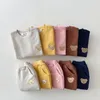 Mode peuter jongens herfstkleding sets baby meisje kleding set kinderen sportbeer sweatshirt broek 2 stks pakken outfits 220715