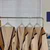 新しい女性のカレッジスタイルカーディガン女性のトップス Tシャツ秋のファッションカラーブロッキング中空カーディガン