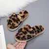 Hochwertige flache Hauswohnungen mit Winter-Kinder-Designer-Slipper für Mädchen, flauschige offene Zehen-Baby-Plüsch-Hausschuhe, Kleinkind-Leoparden-Pelz-Hausschuhe, Frühlings-Herbst-Innenschuhe