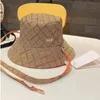 Man Kvinna Bucket Hat Designer Sun Hattar Kvinnor Rem Justerbara Kepsar Fram Bak Brev Andningsbar Resande Sommar Solskydd Casquette