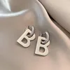 Dangle Lustre Lettre B Cuivre Haute Qualité Boucles D'oreilles Pour Femmes Hommes 2022 À La Mode Élégant Coréen Minimaliste Or Argent Couleur Cadeaux