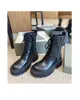 2022 أحذية الخريف والشتاء Ling Ling Lattice Lace أعلى الجوارب القصيرة السميكة السميكة السميكة الكعب الجلود اللون الأسود مطابقة Martin Boot Women