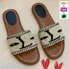 2022 Slides de designers Selppers femininos Raffia Bordados Mulas planas com OG Box Green Green Red Fashion Lady Luxury Summer São mais novo feminino Sandálias de praia externa